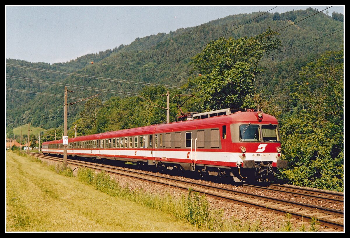 4010 025 als IC552 zwischen Frohnleiten und Mixnitz - Bärenschützklamm am 1.07.2004.