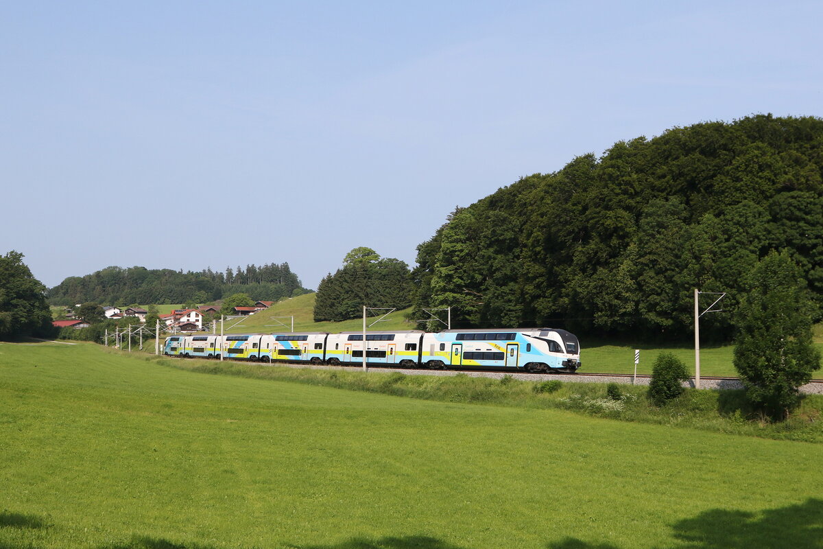 4010 026 auf dem Weg nach Wien am 10. Juni 2025 bei Axdorf im Chiemgau.