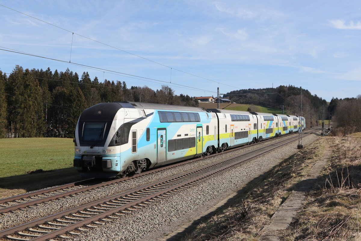 4010 026 war am 22. Februar 2023 bei Hütt im Chiemgau in Richtung München unterwegs.