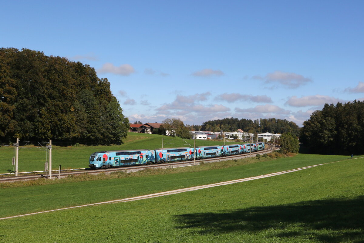 4010 028 die  Klima-Ticket-Westbahn  aus Wien kommend am 6. Oktober 2024 bei Axdorf.
