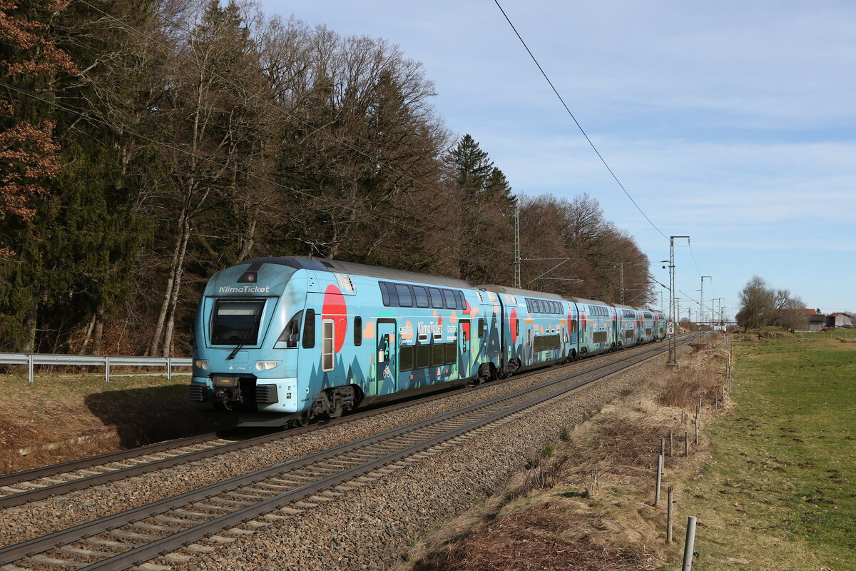 4010 028 die  Klima-Westbahn  aus Wien kommend am 21. Februar 2024 bei Hufschlag im Chiemgau.