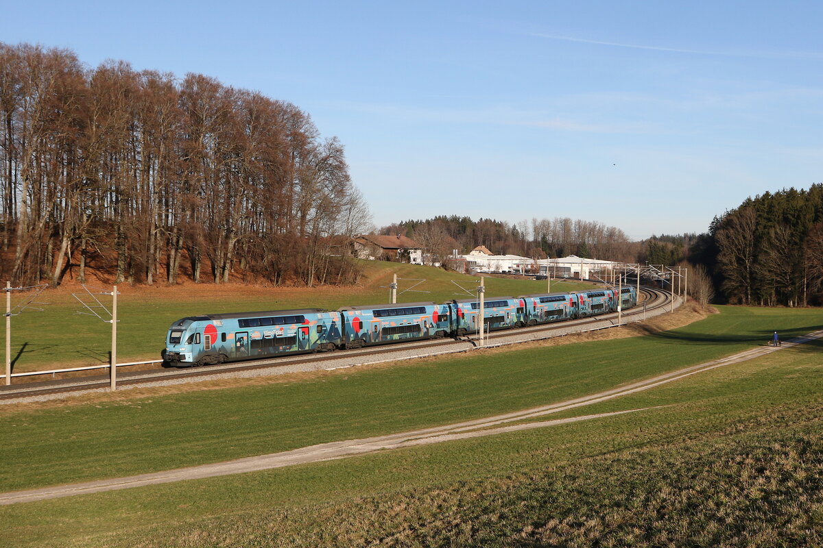 4010 028 die  Klima-Westbahn  war am 27. Dezember 2023 bei Axdorf in Richtung Rosenheim unterwegs.