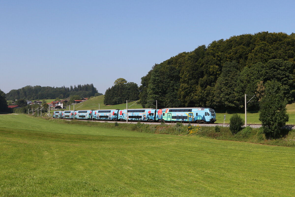 4010 028 die  Klimaticket-Westbahn  war am 12. August 2025 bei Axdorf im Chiemgau in Richtung Wien unterwegs.