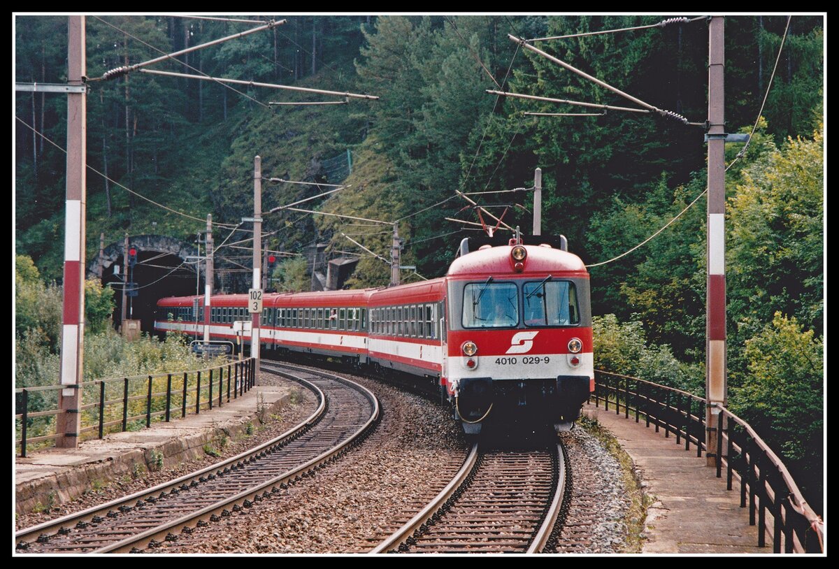 4010 029 fährt am 14.09.2000 als IC534 (Villach - Wien Süd) auf dem Kartnerkogelviadukt über den Semmering. Von der Reihe 4010 wurden von 1965 bis 1978 29 Einheiten geliefert, der 4010 029 war also der letztgebaute seiner Reihe.