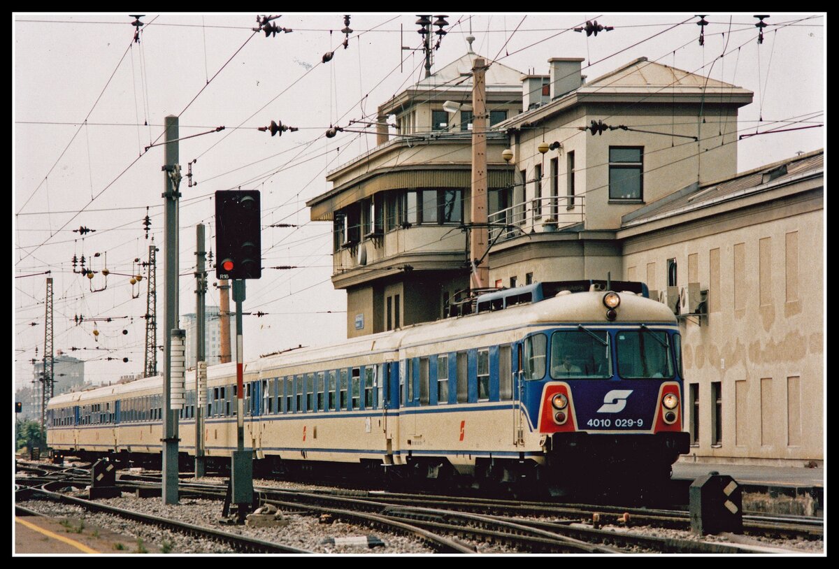 4010 029 fährt am 7.08.1989 in den Bahnhof Wien Süd ein. Hinter dem Triebkopf ist das markante Stellwerk 11 zu erkennen.