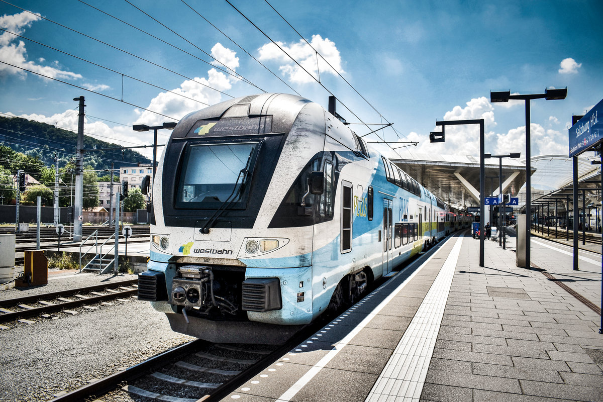 4010 107 wartet in Salzburg Hbf, auf die Abfahrt als west 967 nach Wien Praterstern.
Aufgenommen am 26.7.2018.