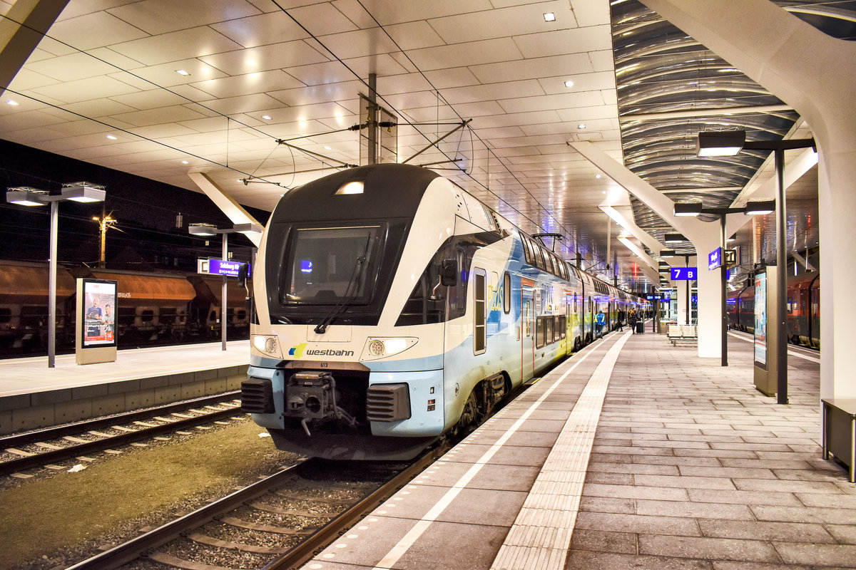 4010 613 wartet als west 931 (Salzburg Hbf - Wien Westbahnhof), in Salzburg Hbf, aauf die Abfahrt.
Aufgenommen am 23.11.2018.