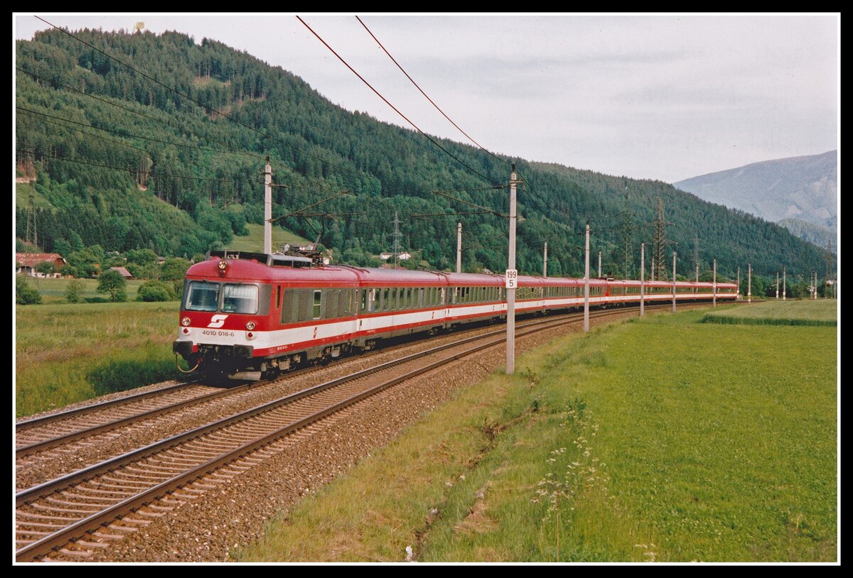 4010.016.+ 4010.009 fahren am 3.06.2002 bei Traboch als IC610 durchs Liesingtal. Doppelgarnituren dieser Triebwagen waren in diesem Streckenabschnitt häufig anzutreffen da die IC von Graz nach Linz und Salzburg/Innsbruck bis Selztahl vereint geführt wurden. Dort wurden sie dann getrennt und jeder Zug fuhr in eine andere Richtung dem Zielbahnhof entgegen.