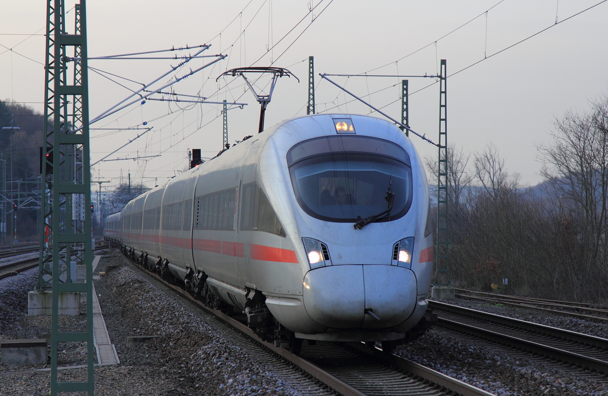 4011 091-8  Salzburg  in Hochstadt/ Marktzeuln am 27.12.2015. (Bild entstand vom Ende des Bahnsteigs)