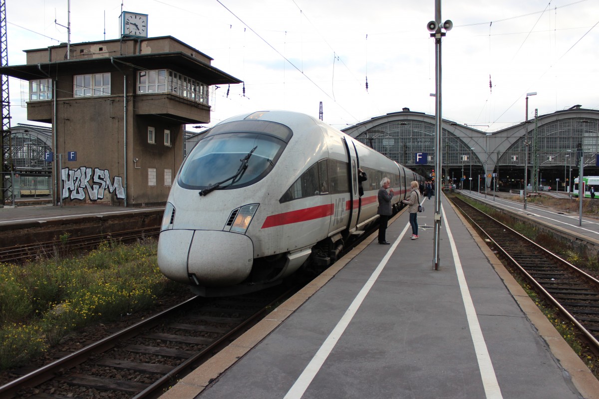 4011 591-7  Salzburg  und 415 020  Gotha  stehen am 17.10.2013 in Leipzig Hbf und warten auf die abfahrt. Whrend der vordere Teil als ICE 1594 nach Saarbrcken Hbf fhrt wird der hintere Zugteil in Frankfurt (Main) Hbf getrennt wird und nach ICE 1554 Wiesbaden Hbf fhrt. 
