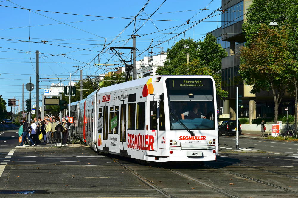 4011 als umgeleitete Linie 1 mit dem Ziel  Ehrenfeld, Nußbaumerstraße  auf der Kreuzung Aachener Str./Gürtel am 10.09.2017.