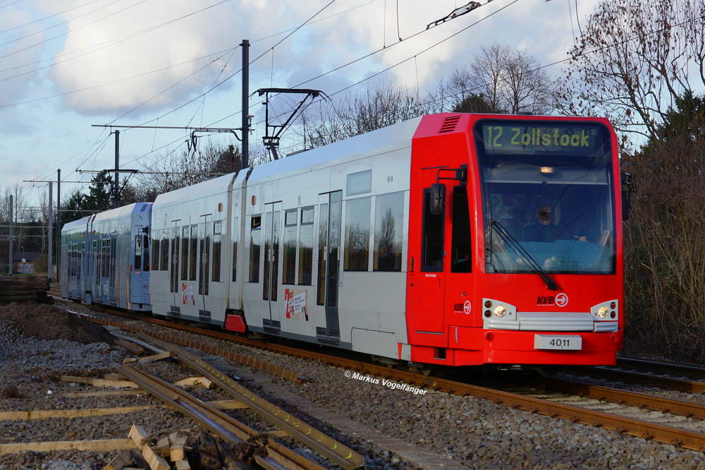 4011 zwischen den Haltestellen Merkenich und Merkenich Mitte am 05.01.2014.