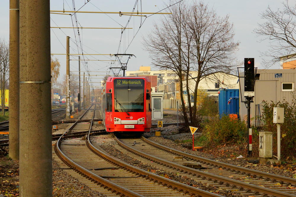 4012 auf einer neuen Gleiskreuzung auf der Emdener Straße am 27.11.2013.

