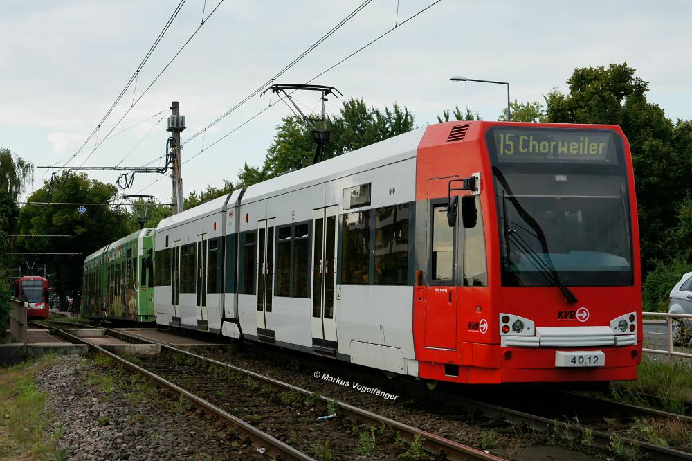 4012 wieder im aktuellen KVB-Farbschema nachdem die Ganzgestaltung fr das  NRW Chinafest  entfernt wurde auf der Neusser Strae am 27.08.2013. 