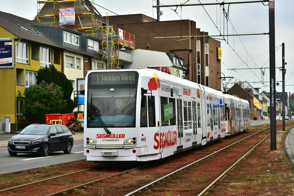 4012 wurde als 34. Fahrzeug eine neue Ganzreklame für das Möbelhaus  Segmüller  angebracht. Hier zu sehen in Weiden am 04.05.2017. 