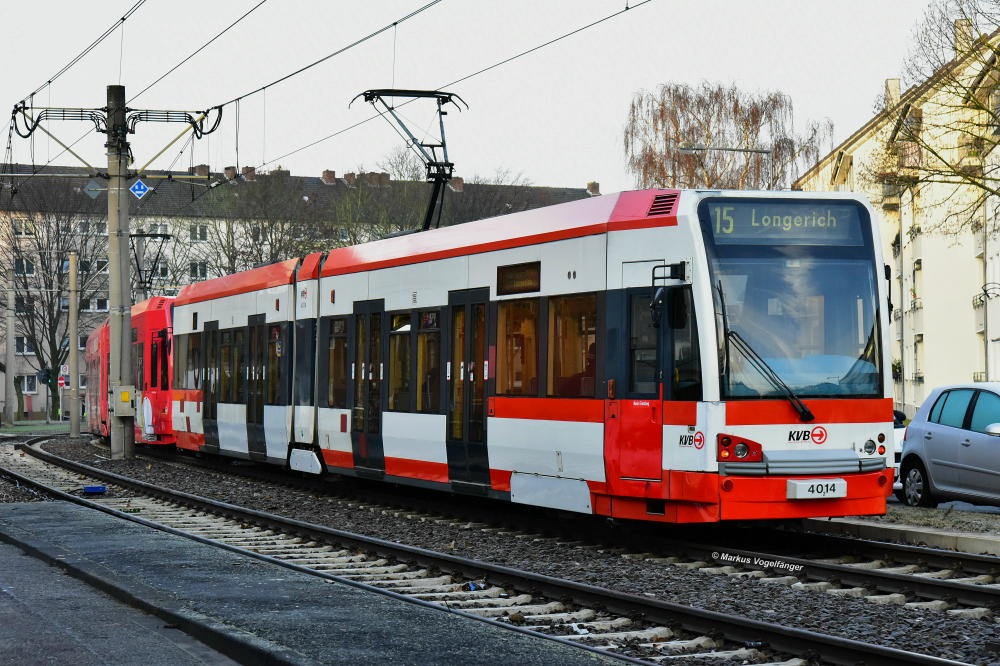 4014 wurde die Ganzreklame  UNICEF  entfernt. 
Hier zu sehen wieder im alten KVB-Farbschema auf der Wilhelm-Sollmann-Straße am 06.02.2017.
