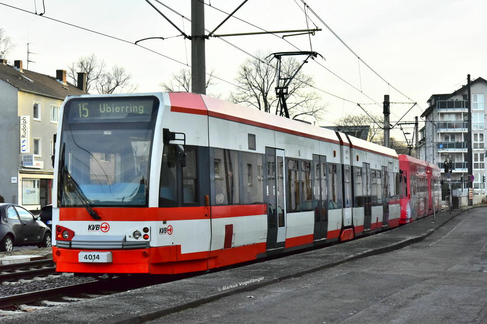 4014 wurde die Ganzreklame  UNICEF  entfernt. 
Hier zu sehen wieder im alten KVB-Farbschema auf der Wilhelm-Sollmann-Straße am 06.02.2017.
