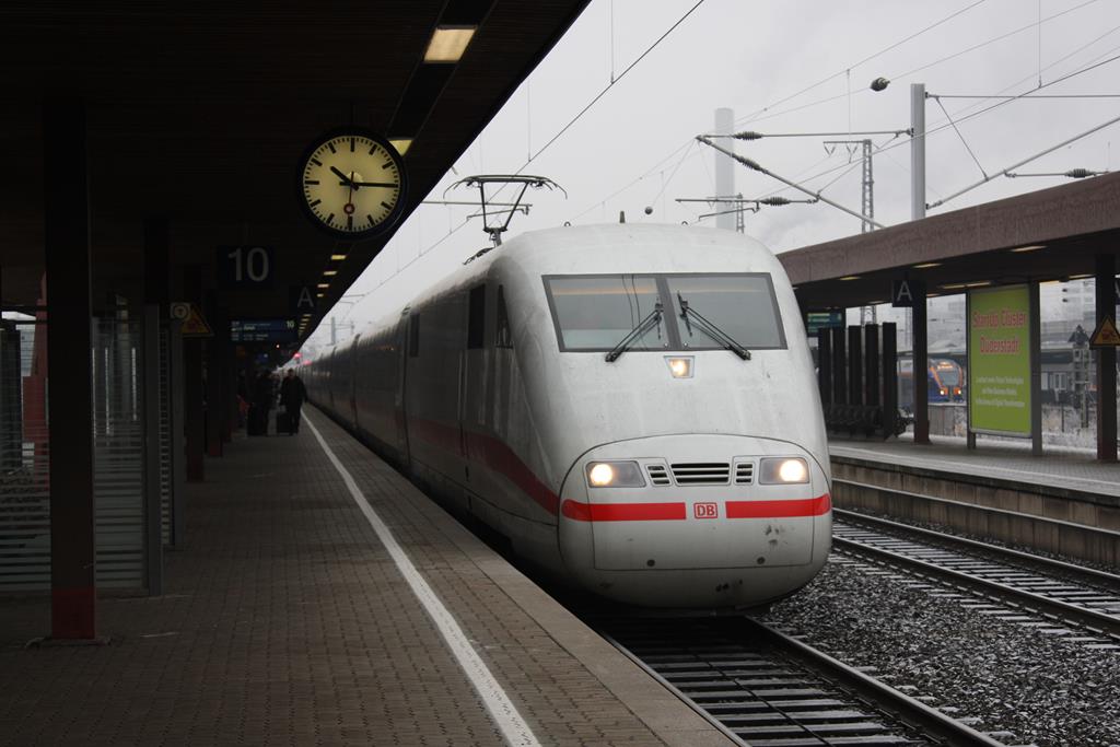 401588-9 hielt am 23.1.2017 um 10.15 Uhr auf dem Weg nach Zürich im HBF Göttingen.