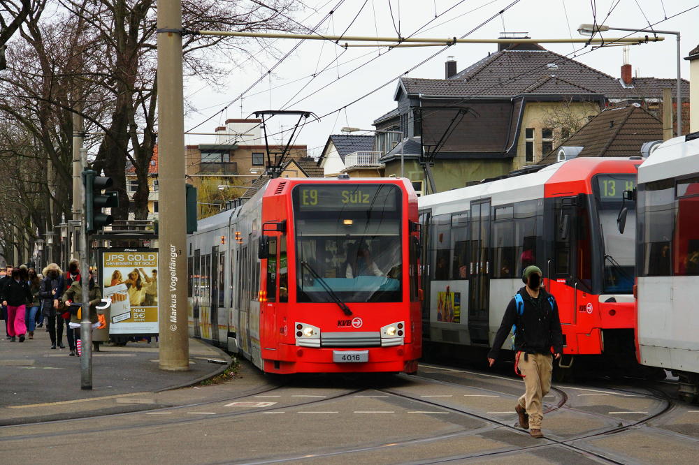 4016 als umgeleitete Linie 9 auf dem Gürtel an der Haltestelle Zülpicher Str./Gürtel beim Einbiegen in die Zülpicher Straße am 27.02.2014.