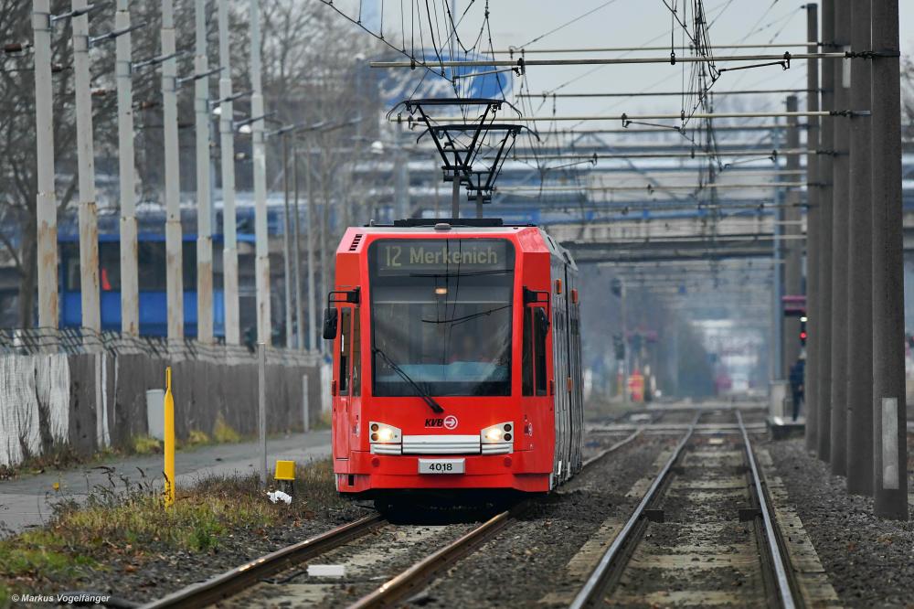 4018 wurde die Ganzreklame Segmüller entfernt. Hier zu sehen kurz vor der Haltestelle Fordwerke Nord am 08.02.2020.