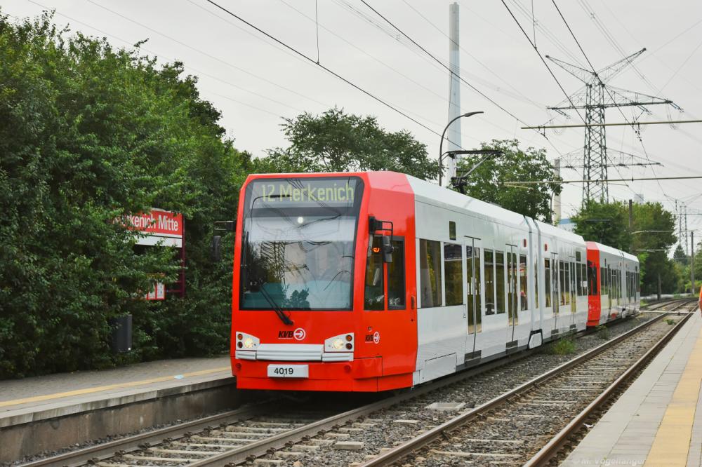 4019 wurde nach seinem Zusammenstoß am 02.11.2020 mit 4557 auf der Kreuzung Mauritiussteinweg/Hahnenstraße repariert und befindet sich wieder im Linieneinsatz. Hier zu sehen in Köln Merkenich am 20.08.2021.