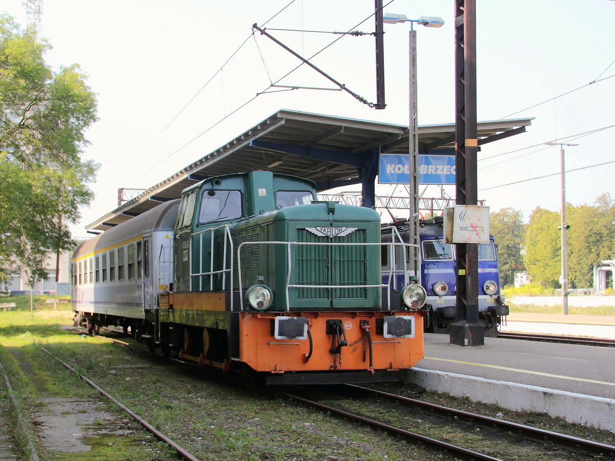 401Da 384 steht am 07. September 2014  im Bahnhof Kolobrzeg (Kolberg) mit einem Personenanhänger.
