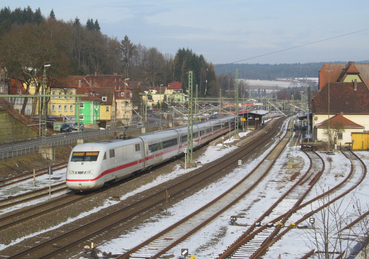 402 007-9  Stendal  durchfährt am 01. Februar 2014 zur Fahrt nach München Hbf den Bahnhof Kronach.