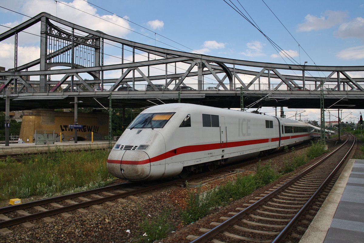 402 009-5  Riesa  verlässt am 31.7.2016 als ICE857 von Köln Hauptbahnhof mit 402 036-8  Jüterbog  als ICE847 von Düsseldorf Hauptbahnhof nach Berlin Gesundbrunnen den Endbahnhof und macht sich auf den Weg ins BW nach Berlin Rummelsburg.