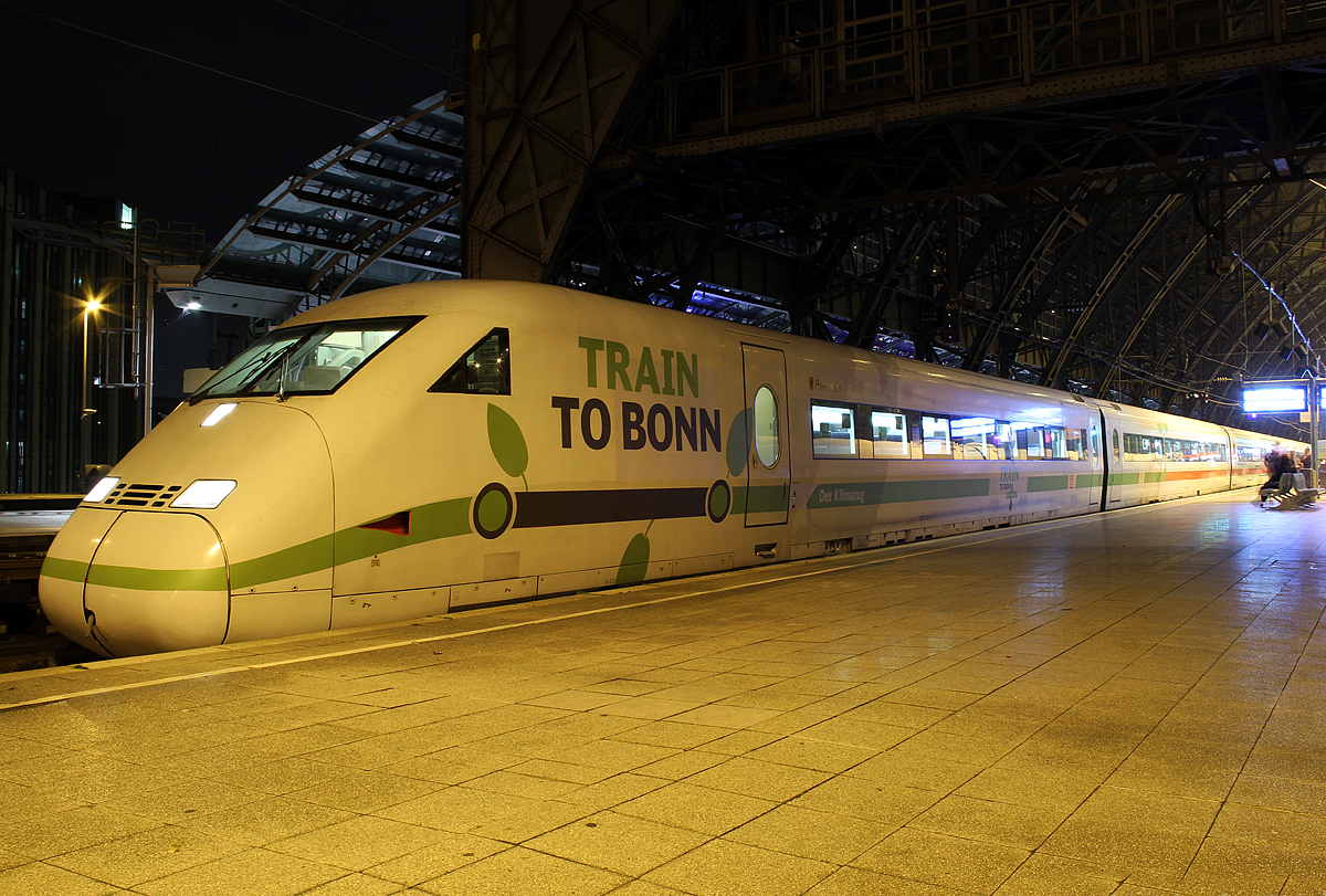 402 012 am ICE544 aus Berlin in Köln Hbf am 11.11.2017