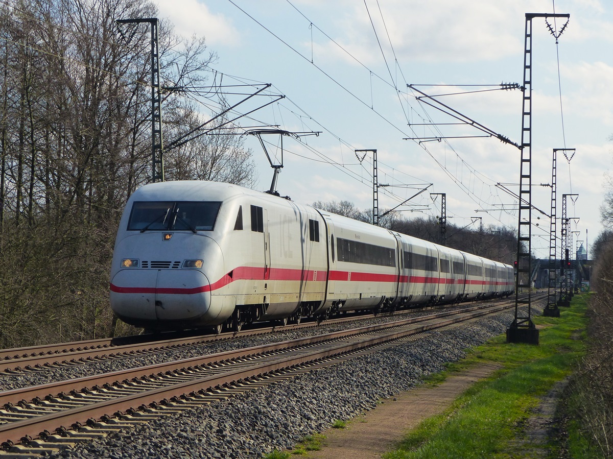 402 014 (HAMM) als ICE 604 nach Emden=Aussenhafen in Rheine=Bentlage, 02.03.2024
