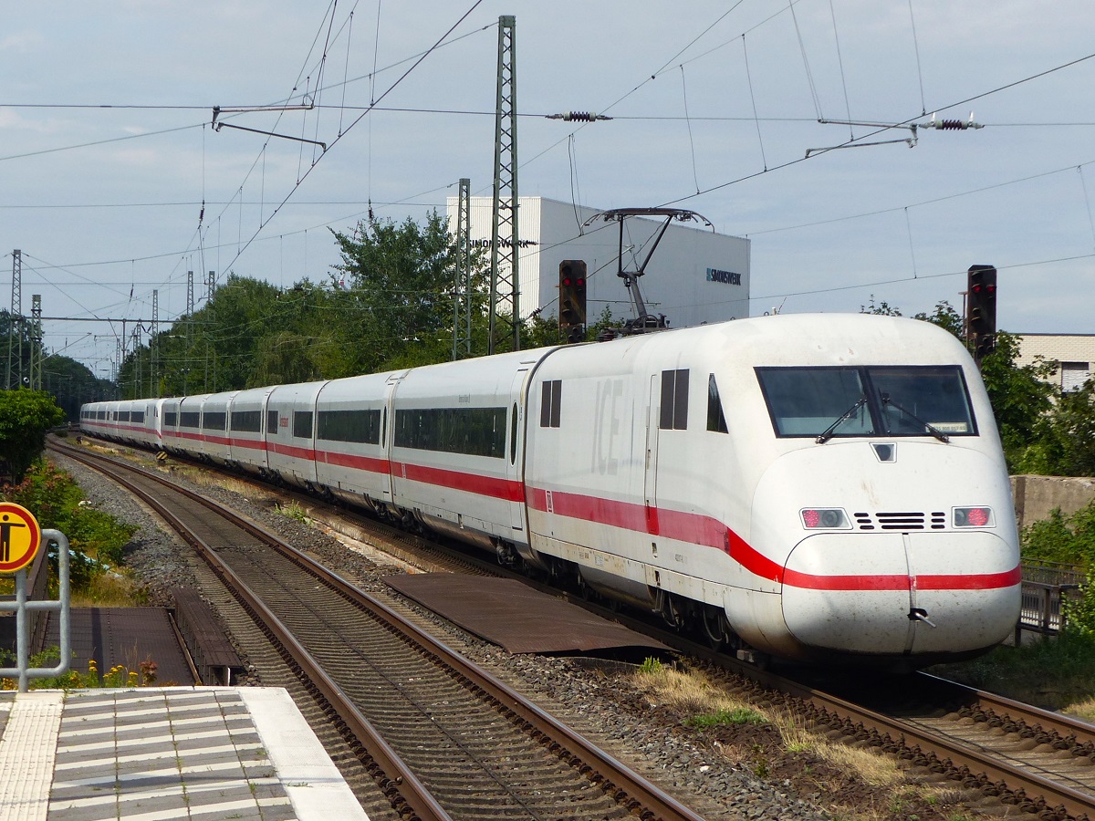 402 017 (BERGEN A. RÜGEN) am Zugschluss des ICE aus Berlin in Richtung Rheinland bei der Durchfahrt Rheda=Wiedenbrück, 19.07.2023