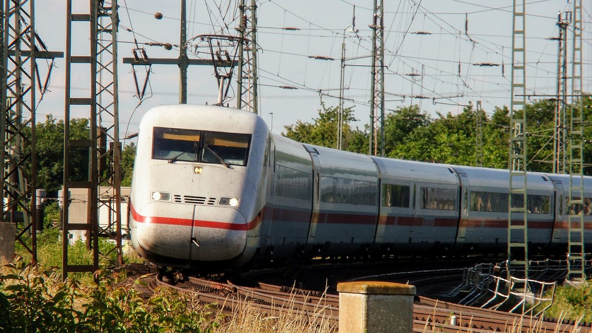 402 027 fährt in Richtung Mannheim um die Bibliser Kurve. Aufgenommen am 03. Juni 2018.