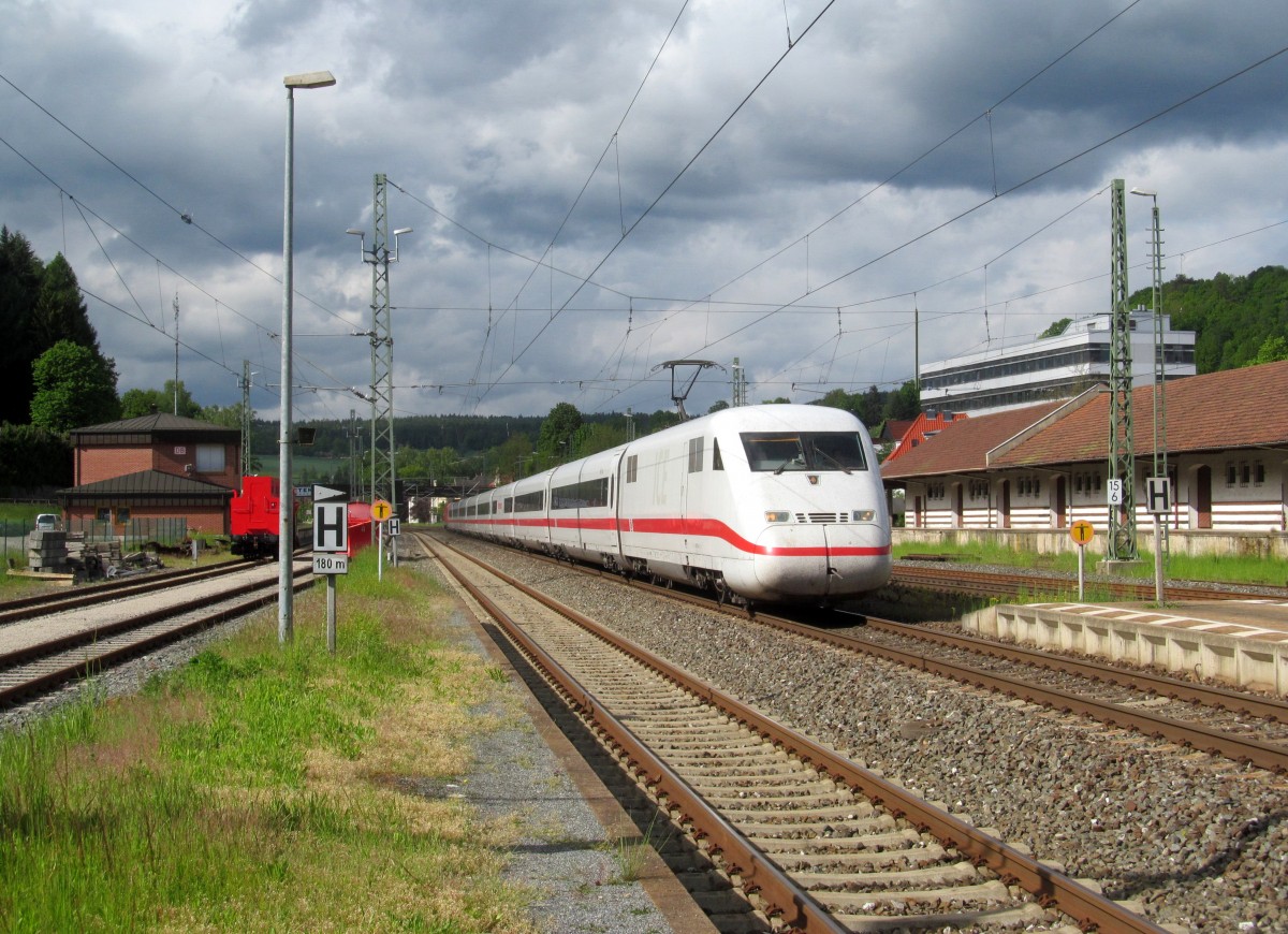 402 035-0  Görlitz  durchfährt am 14. Mai 2014 mit 182 506 am Schluss den Bahnhof Kronach in Richtung Hochstadt-Marktzeuln.