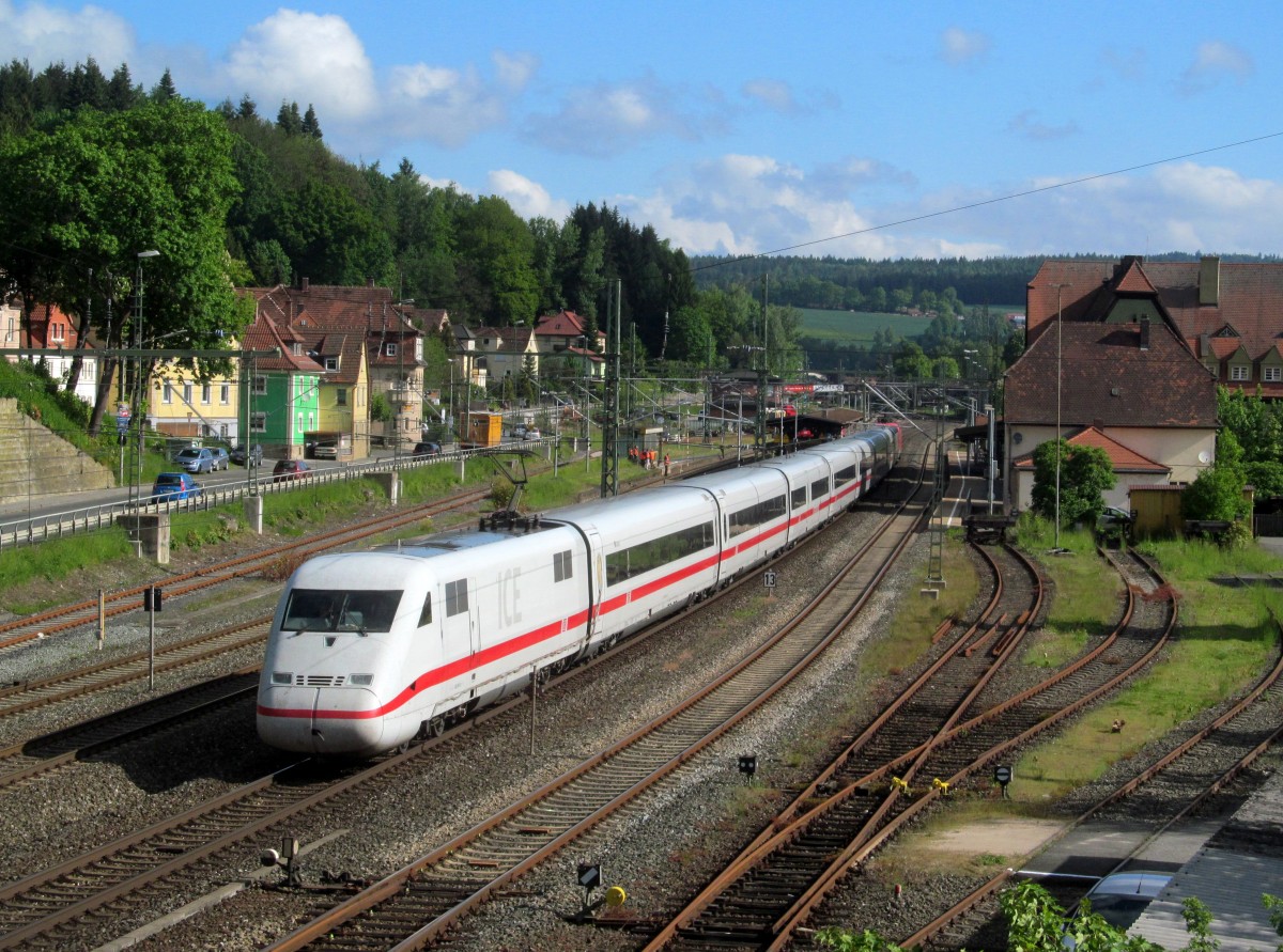 402 035-0  Görlitz  wird am 15. Mai 2014 von 182 506 durch Kronach in Richtung Probstzella gezogen.