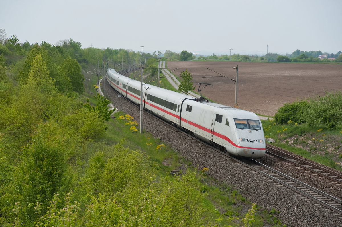 402 035  Görlitz  mit einem unbekannten ICE bei Markt Einersheim Richtung Nürnberg, 02.05.2019