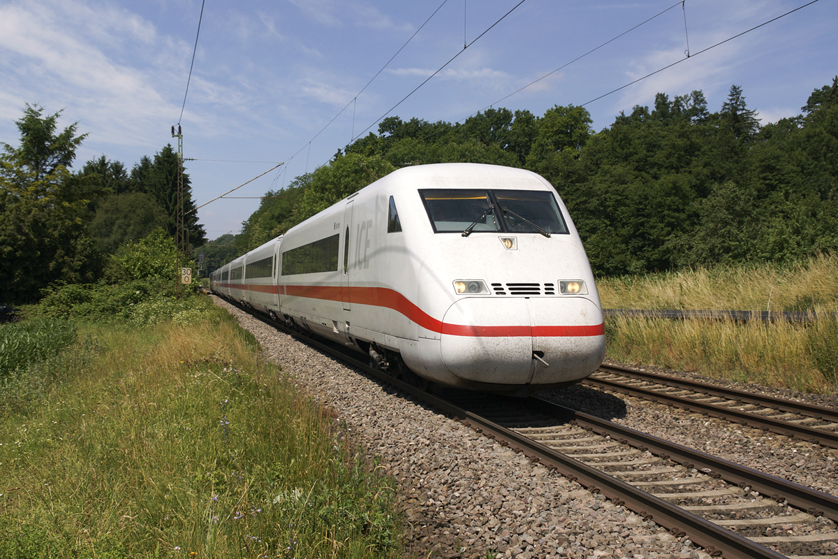 402 040-0, ein ICE1 der DB, passiert am 22.06.2014 Ebersbach.