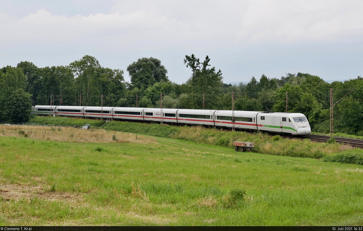 402 040-0 (Tz 240  Bochum ) unterwegs bei Friedland (Niedersachsen) Richtung Eichenberg.

🧰 DB Fernverkehr
🚝 ICE 681 (Linie 25) Hamburg-Altona–Nürnberg Hbf
🚩 Bahnstrecke Frankfurt–Göttingen (KBS 613)
🕓 10.7.2021 | 16:32 Uhr
