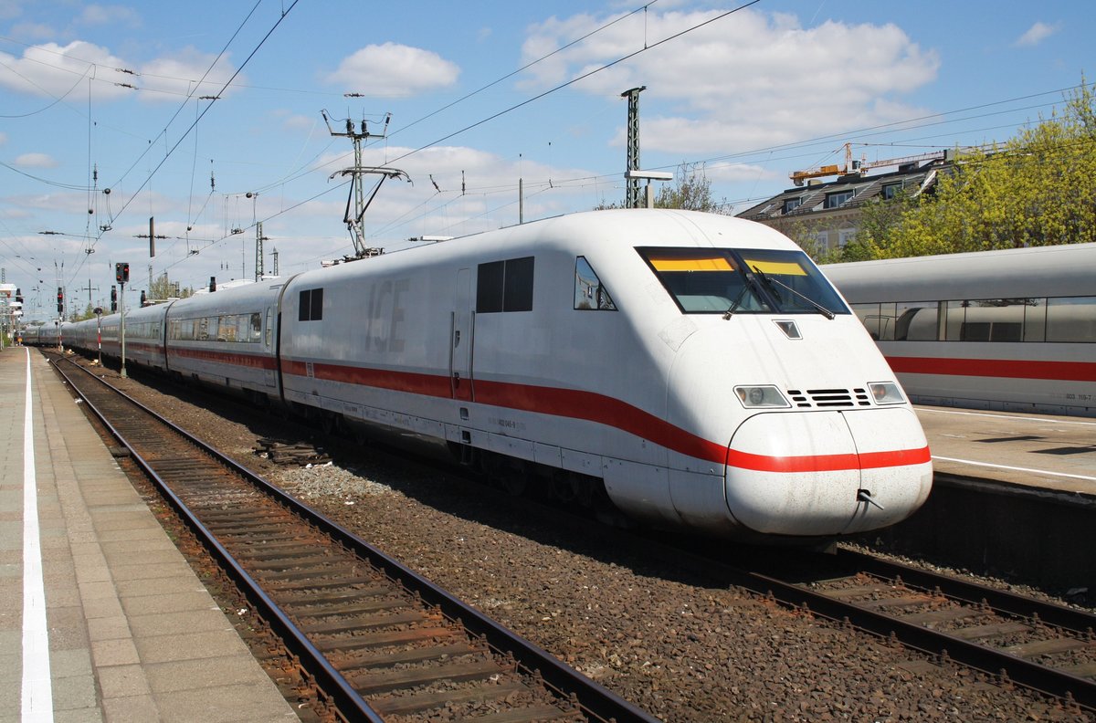 402 045-9 erreicht als ICE772 aus Stuttgart Hbf. am 21.4.2016 sein Ziel Hamburg-Altona.