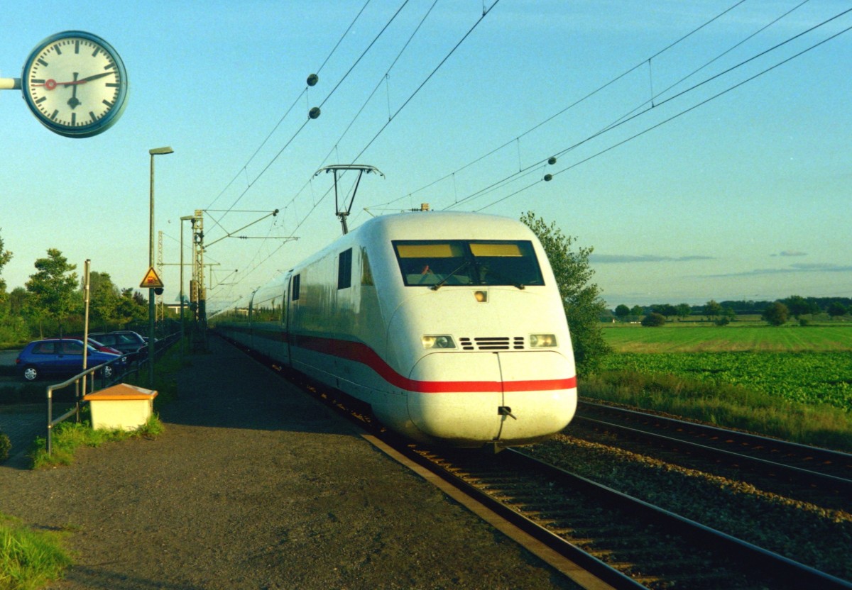 402 xxx als Umleiter-ICE 695  Ricarda Huch  (Berlin–Frankfurt–Mnchen) am 27.09.2002 in Vhrum