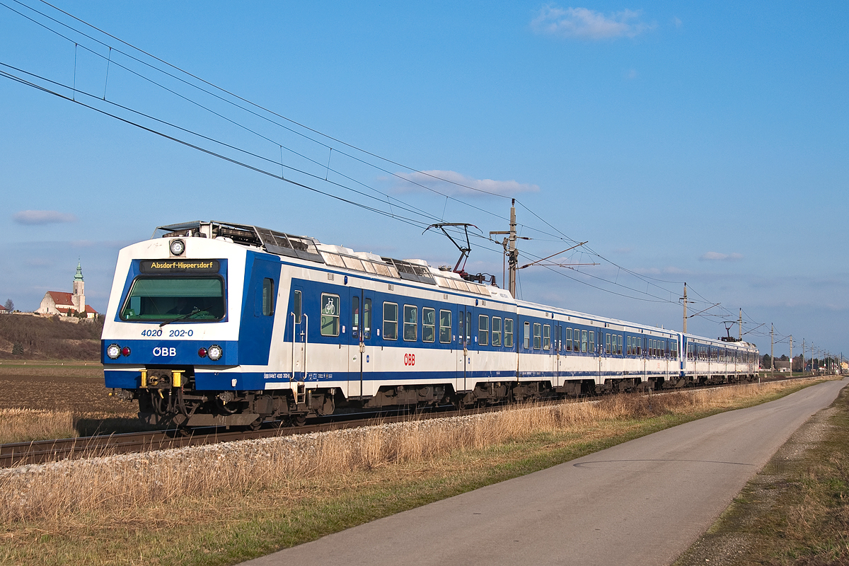 4020 202, unterwegs von Wr. Neustadt nach Absdorf-Hippersdorf, vorbei an der Kirche St. Agatha in Hausleiten. Die Aufnahme entstand am 04.03.2016.