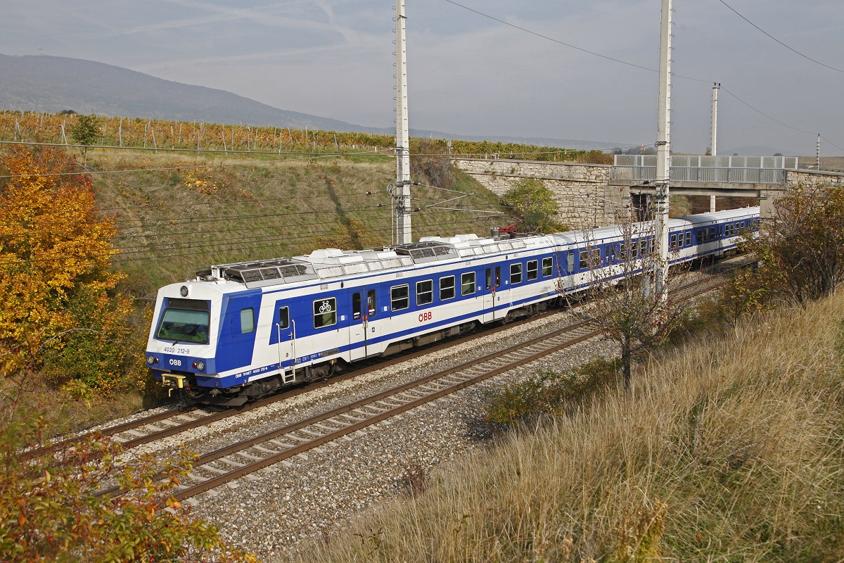 4020 212 bei Pfaffstätten am 18.10.2017.