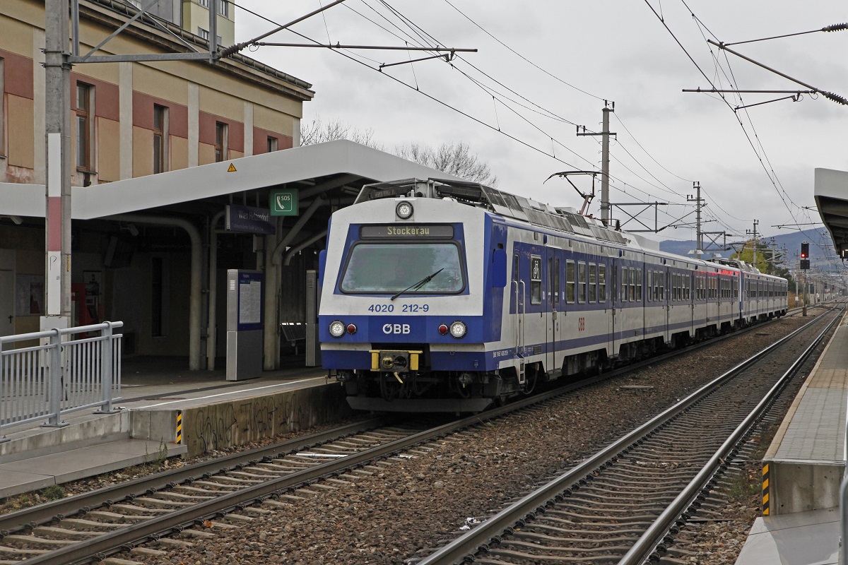 4020 212 in Wien Hetzendorf am 12.11.2017.