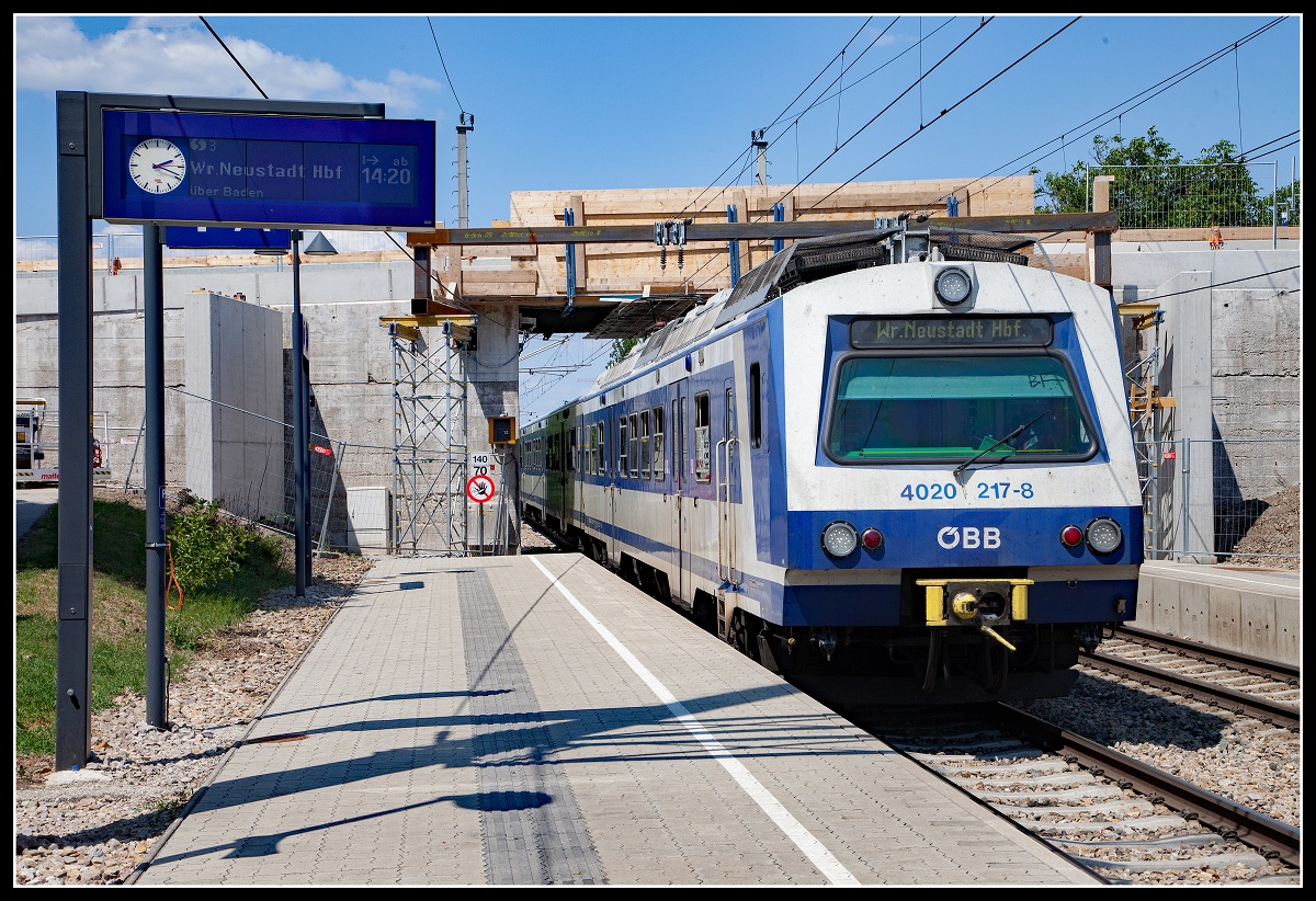 4020 217 fährt am 18.06.2018 in die Haltestelle Perchtoldsdorf ein.