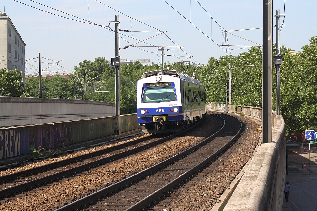 4020 220-2 am 19.Juli 2015 als S2 Zug-Nr. 24354 vor der Hst. Handelskai.