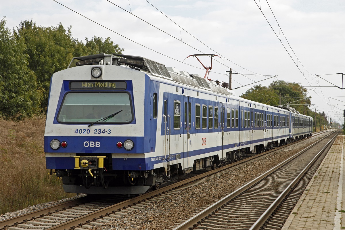 4020 234 + 4020... als Schnellbahnzug in der Haltestelle Silberwald am 21.09.2016.
