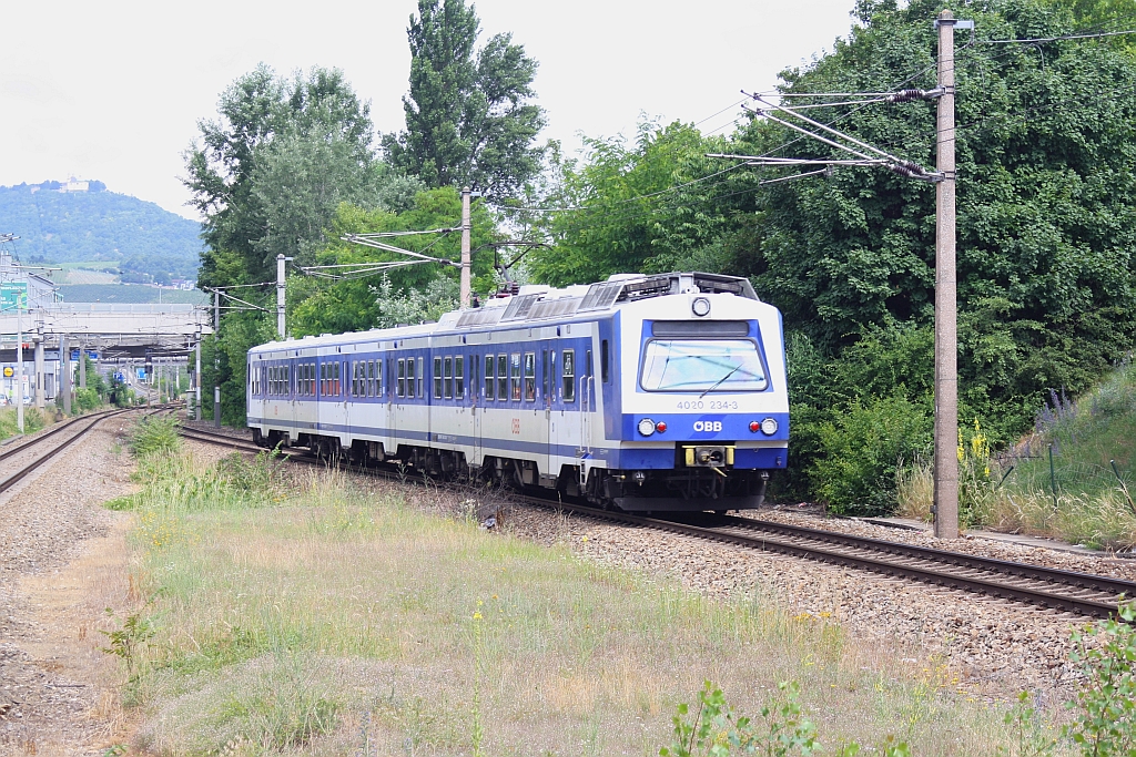 4020 234-3 als S45-ZugNr. 20621 am 20.Juni 2015 bei der Hst. Handelskai.