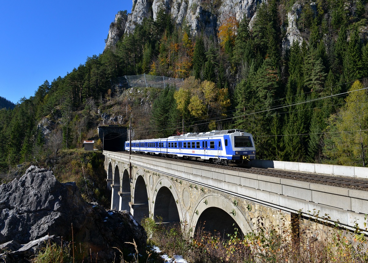 4020 235 als R nach Payerbach-Reichenau am 31.10.2012 auf dem Krausel-Klause-Viadukt bei Breitenstein.