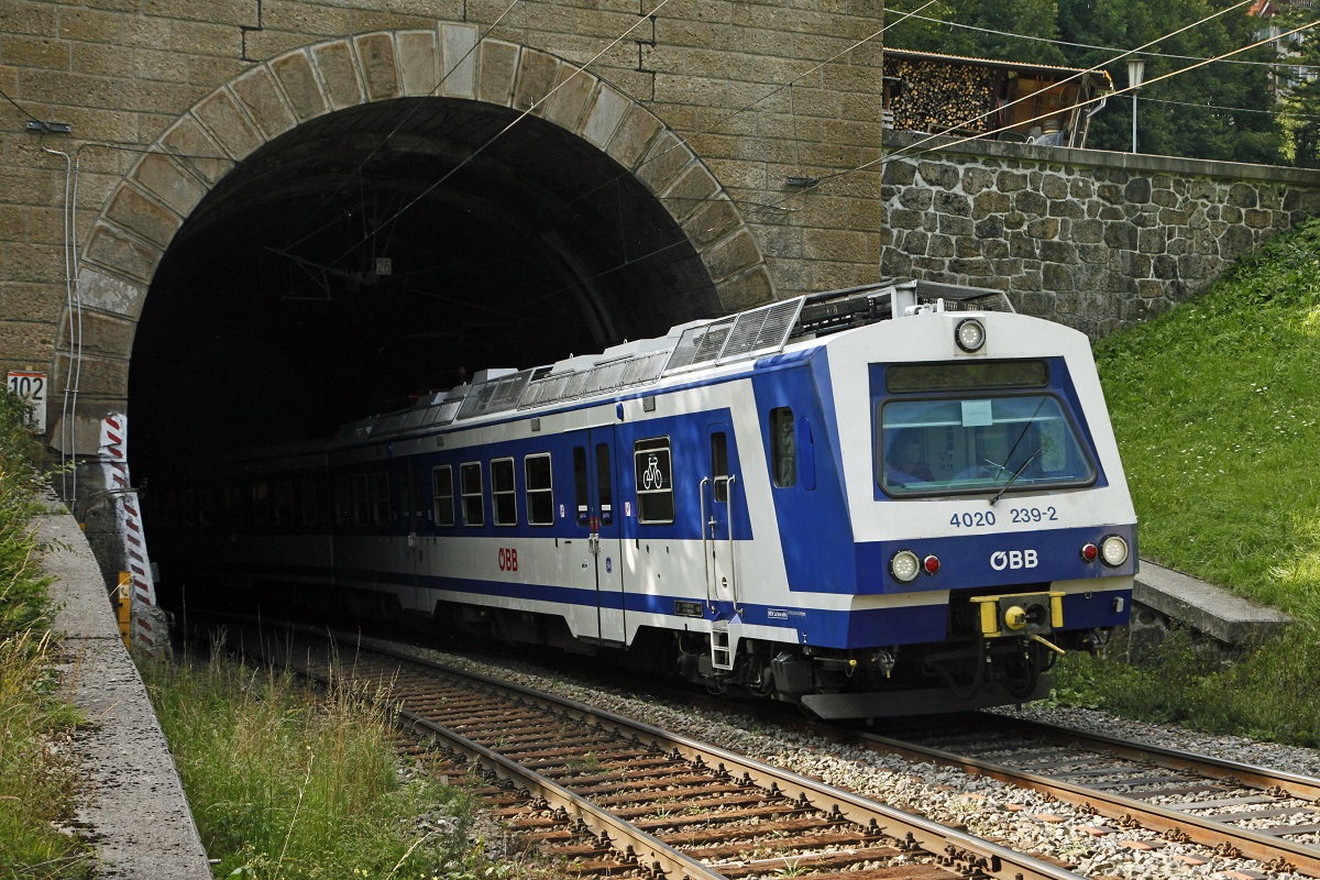 4020 239 fährt am 8.09.2016 aus dem Wolfsbergtunnel aus.
