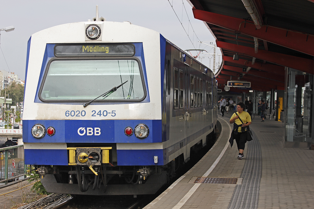 4020-240 als S1 der Wiener S-Bahn (Gnserndorf-Mdling) am 20.8.2013, Haltestelle Matzleinsdorfer Platz