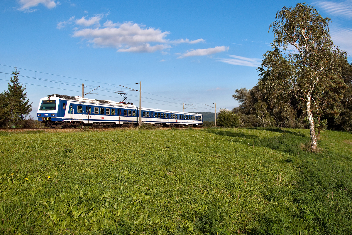 4020 243 f�hrt mit Schnellbahnzug 21044 von Wien FJB nach Tulln Stadt. Muckendorf-Wipfing, am 24.09.2013.